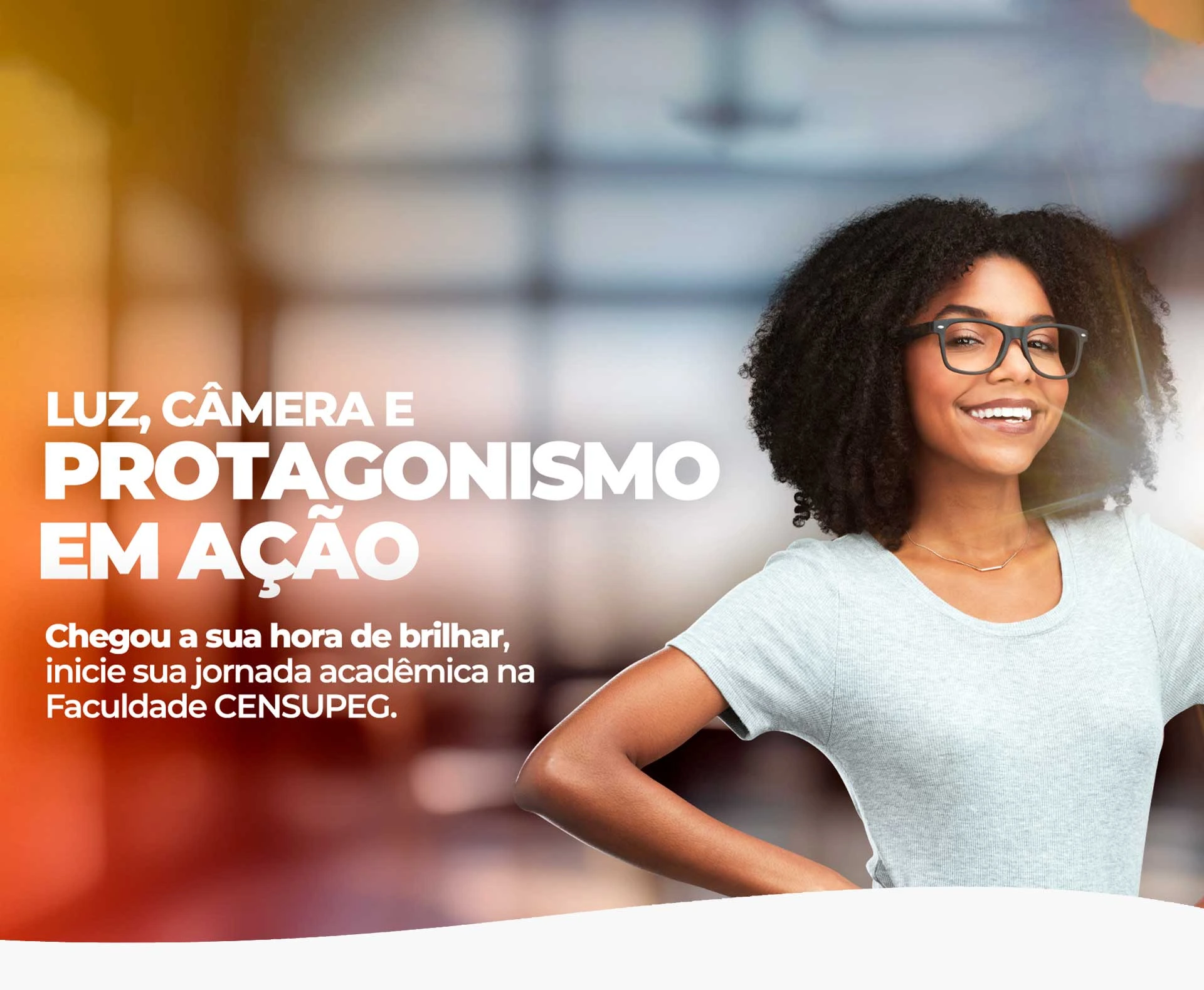 Banner com mulher negra utilizando óculos e com escritas: Luz, Câmera e Protagonismo em Ação.