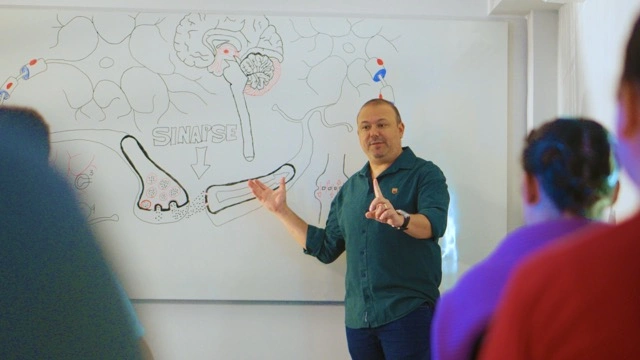 Professor apresentando conteúdo neuropsicopedagógico.