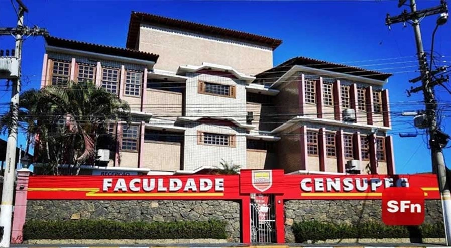 Imagem da esquerda: Fachada da faculdade Censupeg na cidade de São Fidélis, prémio branco e vermelho. Imagem do meio: Vários alunos em pé em aula de pesquisa cientifica. Imagem da direita: Vários alunos sentados em diversas mesas redondas, separados por grupo, assistindo aula de um professor.