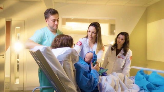 Atividade acadêmica em laboratório moderno.