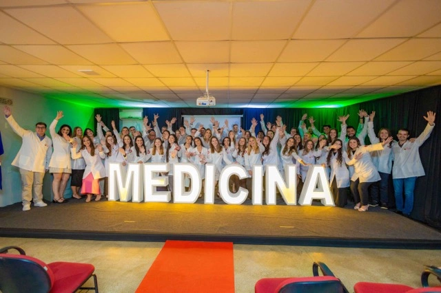 Estudantes realizando prática clínica em laboratório de habilidades médicas.