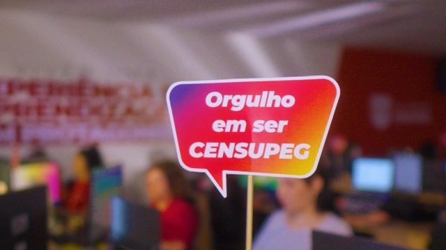 Estudantes em atividade prática representando protagonismo.