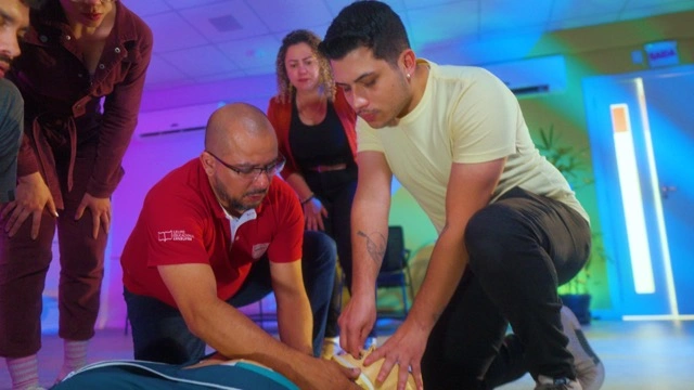 Laboratório com microscópios em uso.