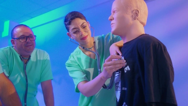 Estudo de anatomia com modelos cardíacos.