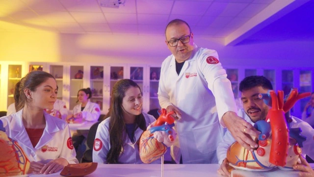 Ambiente institucional moderno com dois profissionais conversando.