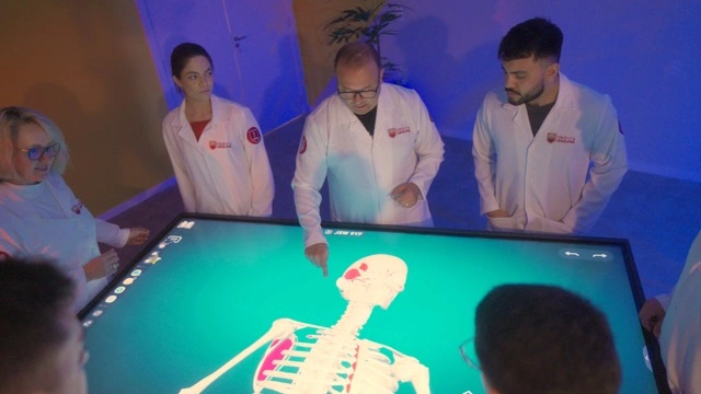 Equipe acompanhando simulação de atendimento materno infantil.