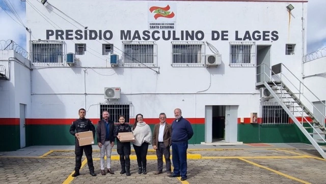 Entrega de equipamentos para inclusão e qualificação educacional.