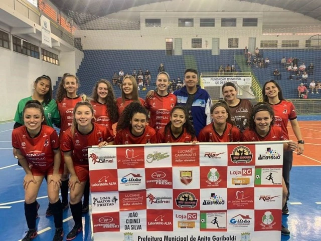 Ação social com participação comunitária em ambiente inclusivo.