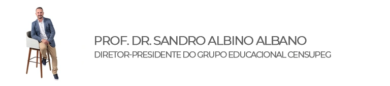 Homem branco sentado em uma banqueta alta.